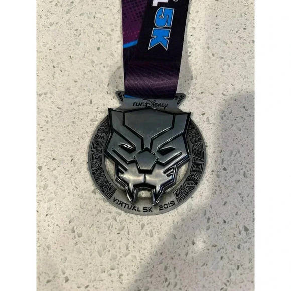 RunDisney black‎ panther virtual 5k medal 2019 #36 - Picture 2 of 3